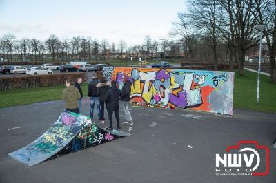 Vrienden gedenken oud Elburger bij skatebaan.  - © NWVFoto.nl