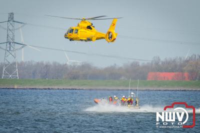 KNRM reddingboot Evert Floor van station Elburg oefent met Sar helikopter op Ketelmeer. - © NWVFoto.nl