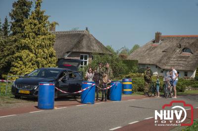Oefening verkeersluis control op de Oostendorperstraatweg in Elburg. - © NWVFoto.nl