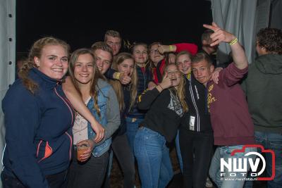 Koningsnacht in de feesttent aan de Stationsweg in Oldebroek. - © NWVFoto.nl