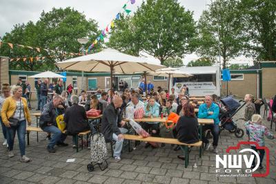 Ondanks het wat sobere weer in de morgen, wisten veel bezoekers de grootste vlooienmarkt van de Veluwe te vinden. - © NWVFoto.nl