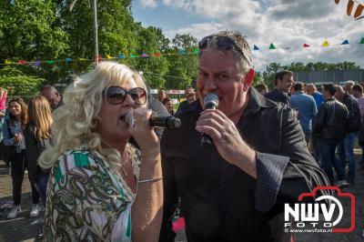 Vlooienmarkt afterparty met Duo Remix voor de kantine van sv tHarde een dolle boel. - © NWVFoto.nl