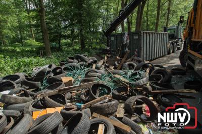 Zondagmorgen vroeg heeft men een enorme banden en afval dump gedaan op de parkeerplaats langs de N309 op 't Harde. - © NWVFoto.nl