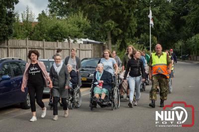 Op de laatste avond was het verzamelen op de Veldbiesweg om vervolgens het defilÃ© naar het sportpark te lopen. - © NWVFoto.nl