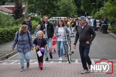 Op de laatste avond was het verzamelen op de Veldbiesweg om vervolgens het defilÃ© naar het sportpark te lopen. - © NWVFoto.nl