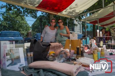 Kleedjesmarkt en braderie en heel warm, tijdens de Oostendorperdagen op zaterdag - © NWVFoto.nl