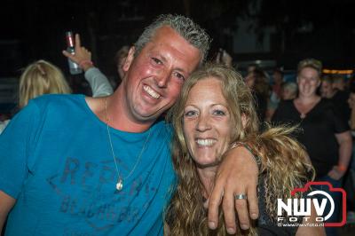 Zaterdag avond was het slot van een week Kokki's viert de zomer aan de Singel op 't Harde, met artiesten en veel gezelligheid. - © NWVFoto.nl