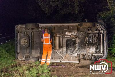 Busje op zijn kant na ongeval met edelhert op Eperweg N309 'tHarde. - © NWVFoto.nl