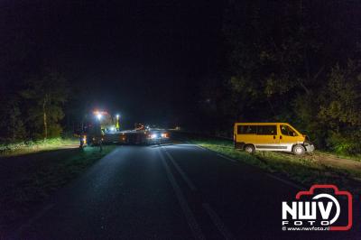 Busje op zijn kant na ongeval met edelhert op Eperweg N309 'tHarde. - © NWVFoto.nl