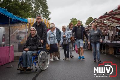 Ondanks het wat mindere weer, kwamen de Oldebroekers massaal naar de schapenmarkt - © NWVFoto.nl