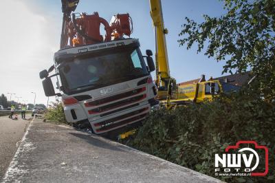Betonpomp vrachtwagen komt tot stilstand tegen aquaduct N302 Harderwijk. - © NWVFoto.nl