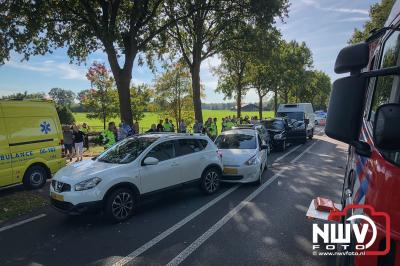 Twee gewonden bij kettingbotsing met vijf auto's op de Zuiderzeestraatweg West Doornspijk. - © NWVFoto.nl