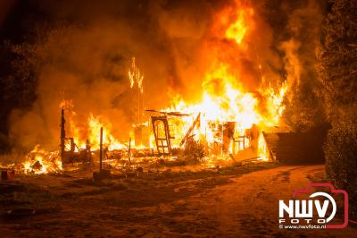 Brand legt stacaravan volledig in as op camping De Roskam in Doornspijk - © NWVFoto.nl