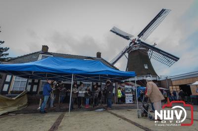 Wind en regen decor van de kerstmarkt bij de molen in Oostendorp. - © NWVFoto.nl