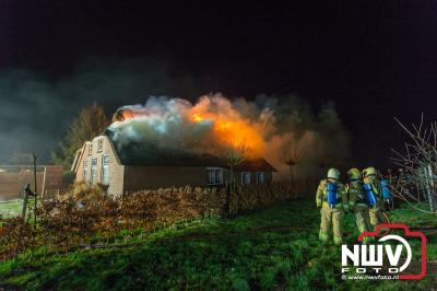 Woning met rietenkap aan Vierhuizenweg in Oldebroek volledig in as na schoorsteenbrand. - © NWVFoto.nl