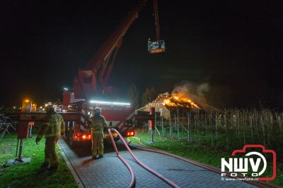Woning met rietenkap aan Vierhuizenweg in Oldebroek volledig in as na schoorsteenbrand. - © NWVFoto.nl