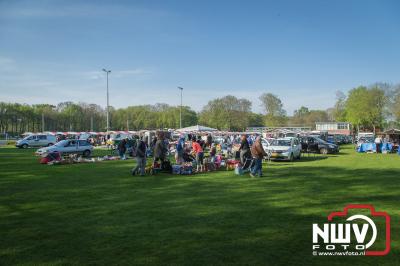 Vlooienmarkt op sportpark De Heare trekt veel bezoekers. - © NWVFoto.nl