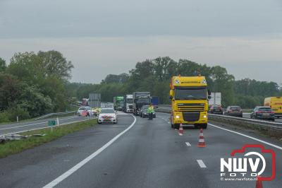 Vrachtwagen schiet van talud na aanrijding op A28 bij Wezep. - © NWVFoto.nl