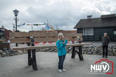 JosÃ© Oosthoek neemt haar afscheid cadeau, een mega bank in gebruik aan de haven Elburg. - © NWVFoto.nl