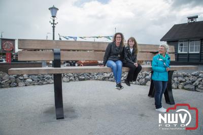 JosÃ© Oosthoek neemt haar afscheid cadeau, een mega bank in gebruik aan de haven Elburg. - © NWVFoto.nl