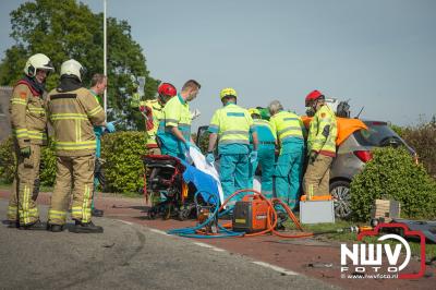 Hulpdiensten bevrijden man uit auto na geramd te zijn door een busje met arbeidsmigranten. - © NWVFoto.nl