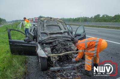 BMW gaat in vlammen op, bestuurder blijft ongedeerd en red zijn spullen nog uit de auto. - © NWVFoto.nl