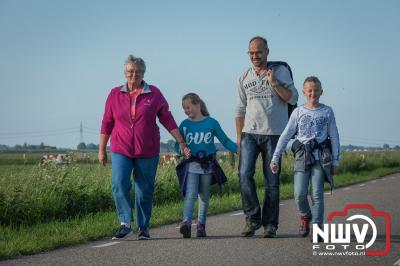 Onder een blauwe hemel was het woensdagavond heerlijk wandel in Elburg. - © NWVFoto.nl