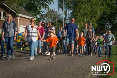 Donderdagavond wandelde de 5 km langs de Puttenerbeek om vervolgens weer via Oostendorp terug naar het voetbalveld te wandelen. - © NWVFoto.nl