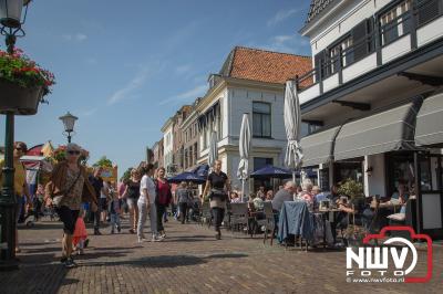  Marktkramen langs haven en in de stad, volle terrassen, kleedjesmarkt voor de kinderen en mooi weer tijdens de ESC Pinkstermarkt. - © NWVFoto.nl