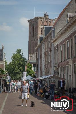  Marktkramen langs haven en in de stad, volle terrassen, kleedjesmarkt voor de kinderen en mooi weer tijdens de ESC Pinkstermarkt. - © NWVFoto.nl
