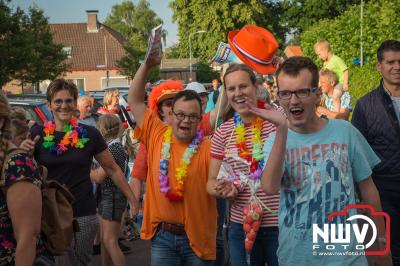 Het was een feestje, het defilÃ© van de avondwandel 4 daagse op 't Harde. - © NWVFoto.nl