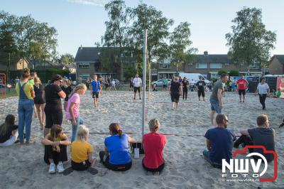 sv 'tHarde organiseerde samen met Kokki's cafe een beachvolleybal toernooi op het grasveld aan de Singel op 't Harde.   - © NWVFoto.nl