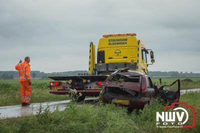 Bestuurder kan zelf uit auto komen nadat hij een aantal koprollen met zijn auto in de sloot had gemaakt. - © NWVFoto.nl
