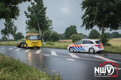 Jonge dame raakt van de weg en ramp lantaarnpaal.  - © NWVFoto.nl