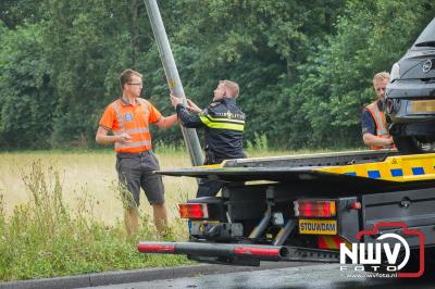 Jonge dame raakt van de weg en ramp lantaarnpaal.  - © NWVFoto.nl