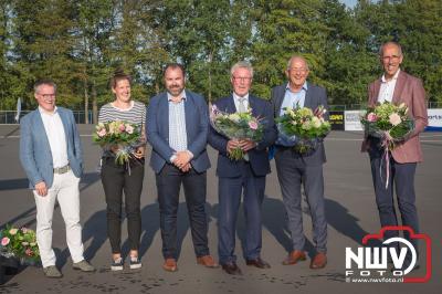 Eduard Vinke kreeg voor de skeelerbaan een kunstwerk namens de leden aangeboden tijdens de opening. - © NWVFoto.nl