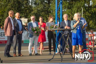 Eduard Vinke kreeg voor de skeelerbaan een kunstwerk namens de leden aangeboden tijdens de opening. - © NWVFoto.nl
