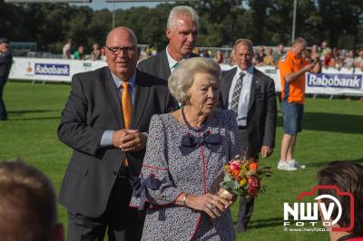 Prinses Beatrix bij 60ste landelijke campagnedag Zwaluwen Jeugd Actie bij sv tHarde. - © NWVFoto.nl