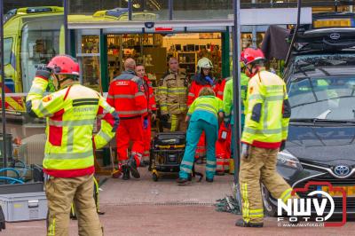 Zwaargewonde bij ongeval in Dorcas winkel Hattem, nadat een auto achteruit de winkel inreed. - © NWVFoto.nl