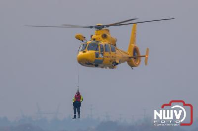 Het Veluwemeer t.h.v. Harderwijk was het oefenterrein van de zoek en reddingshelikopter van de kustwacht en de KNRM Eburg. - © NWVFoto.nl