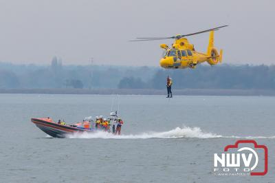 Het Veluwemeer t.h.v. Harderwijk was het oefenterrein van de zoek en reddingshelikopter van de kustwacht en de KNRM Eburg. - © NWVFoto.nl
