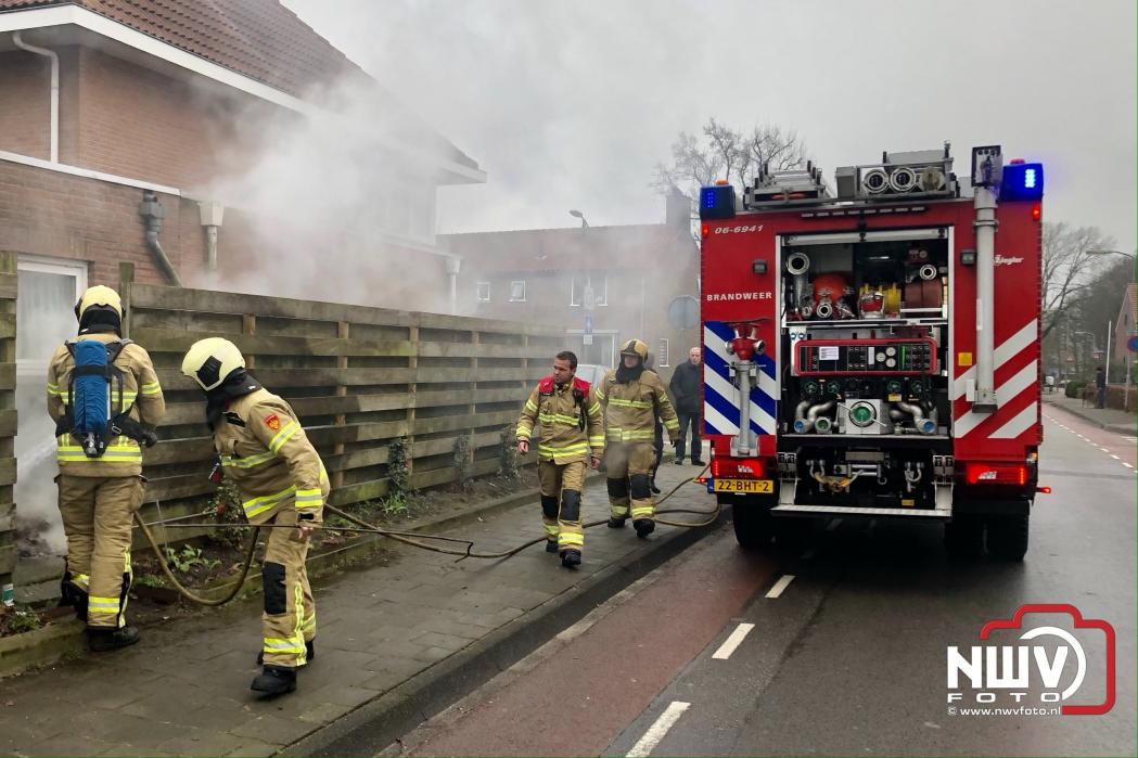 Vuurwerkafval wat in de grijze container was gegooid oorzaak brand. - © NWVFoto.nl