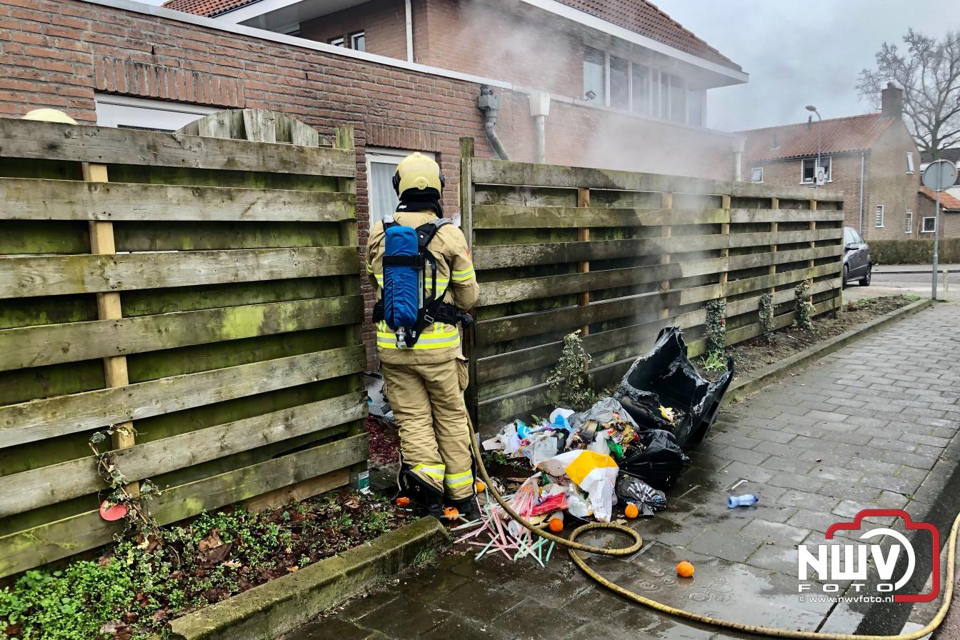 Vuurwerkafval wat in de grijze container was gegooid oorzaak brand. - © NWVFoto.nl