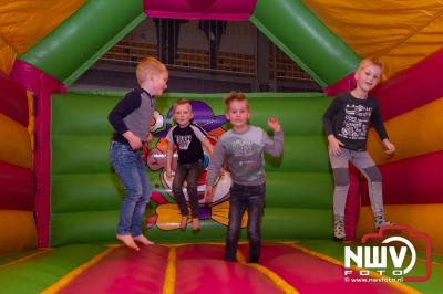 Sporthal omgetoverd tot springkussen speeltuin, kinderen genieten er volop van. - © NWVFoto.nl