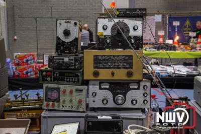 Honderden liefhebbers wisten de weg te vinden naar elektronica vlooienmarkt in MFC Aperloo. - © NWVFoto.nl
