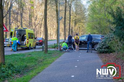 Automobilist ziet wielrenners over het hoofd bij het wegrijden vanuit de oprit. - © NWVFoto.nl