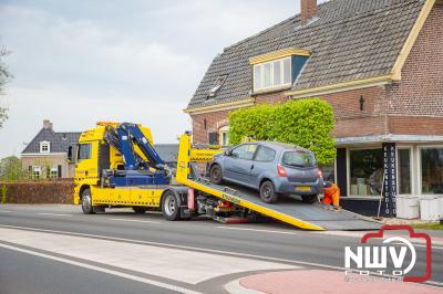 Auto bestuurder ziet motorrijder over het hoofd bij het oprijden van de Zuiderzeestraatweg in Doornspijk. - © NWVFoto.nl