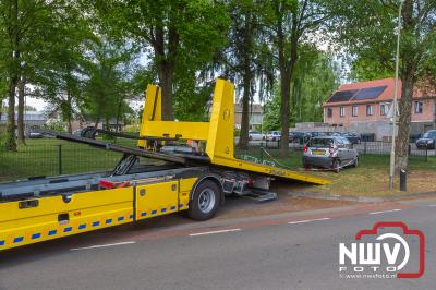 Eigenaar neemt met pijn in het hart afscheid van zijn auto, nadat deze anderhalve dag eerder op de parkeerplaats langs de Wolkamerweg was aangereden. - © NWVFoto.nl