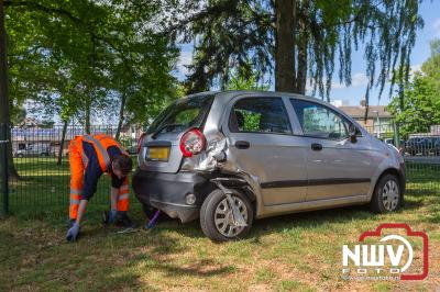 Eigenaar neemt met pijn in het hart afscheid van zijn auto, nadat deze anderhalve dag eerder op de parkeerplaats langs de Wolkamerweg was aangereden. - © NWVFoto.nl