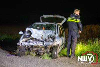 Bij een ongeval op de Leidijk in Kamperveen is een auto in de sloot beland, deze er door bergingsbedrijf Stouwdam uitgehaald. - © NWVFoto.nl